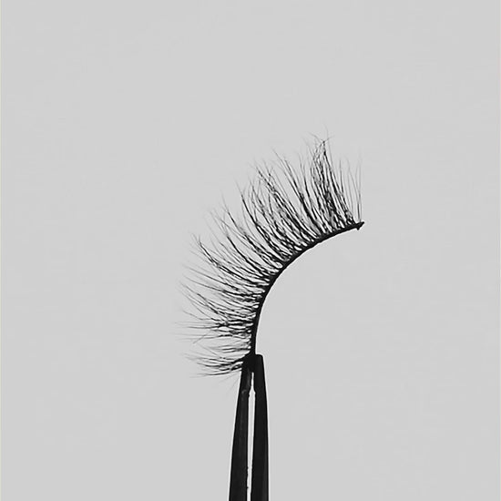 Lilly Lashes | Butterfl'eyes - Fantasy Half Lash rotating lash video