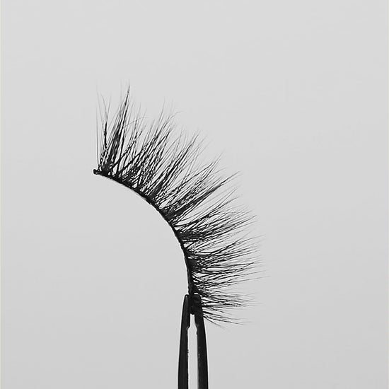 Lilly Lashes | Butterfl'eyes - Dreamy Half Lash rotating lash video